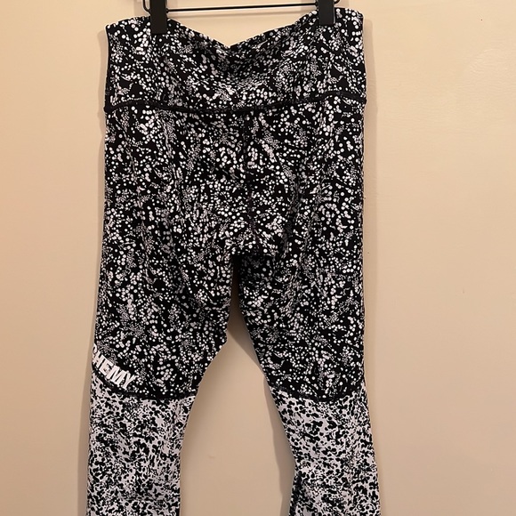 Lululemon Wunder Under Leggings in Chirasu Black/Chirakasu Alpine White - Picture 8 of 9